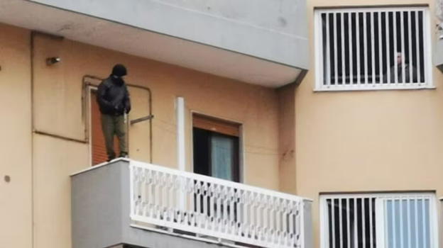 Tenta di buttarsi dal quinto piano: è in bilico sul balcone da ieri pomeriggio