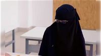 Pordenone, bambina di 10 anni va a scuola con il niqab: la maestra le chiede di mostrare il volto