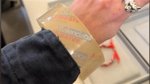 Tra arte e provocazione, il nuovo bracciale di Balenciaga costa 3mila euro