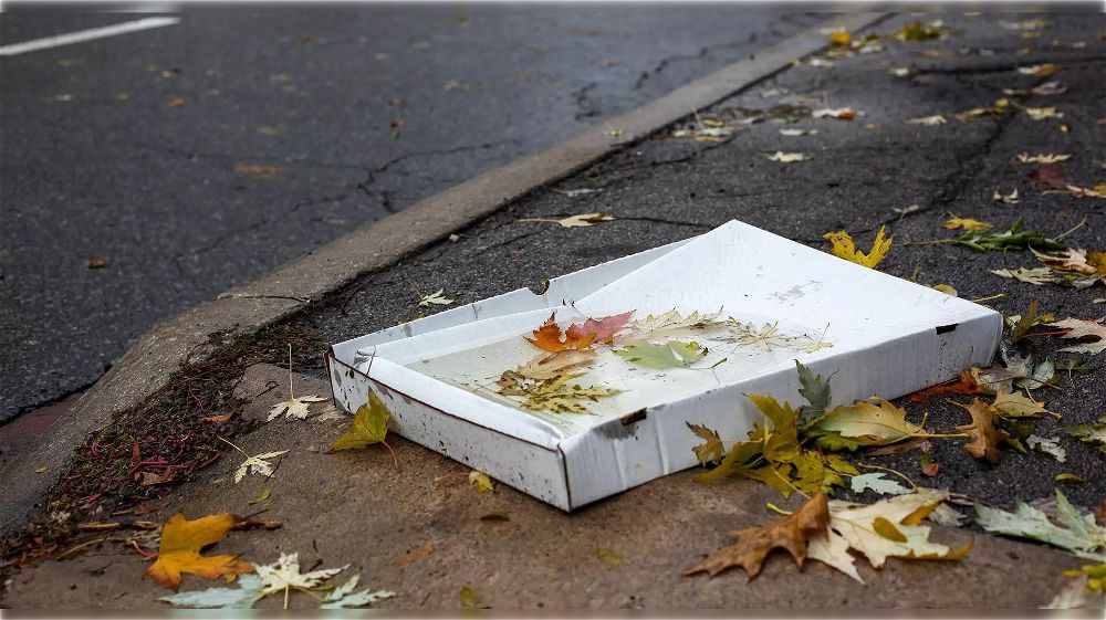 Sgrida un ragazzo per aver gettato a terra il cartone della pizza e viene pestato: gamba fratturata
