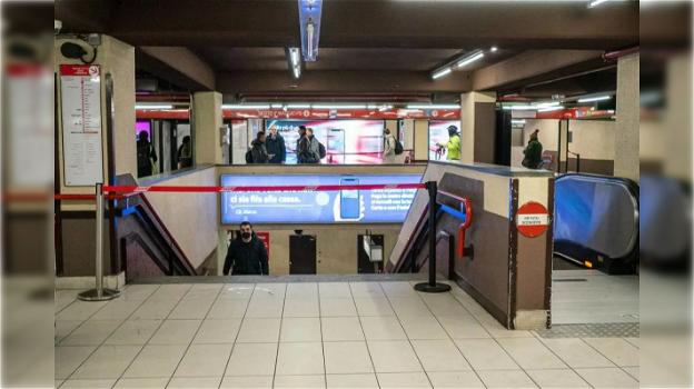 Milano, i passeggeri della metro fermano la borseggiatrice: obbligata a restituire tutto