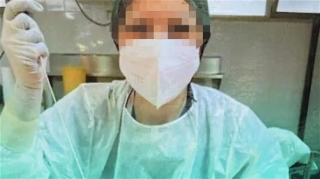 Selfie sorridente mentre sutura una salma, infermiera torna a lavoro dopo 6 mesi. I colleghi: “Ci dimettiamo”