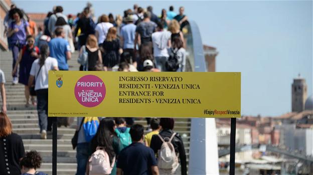 A Venezia si introduce il sistema del biglietto d’ingresso al centro storico, ma è caccia alle esenzioni