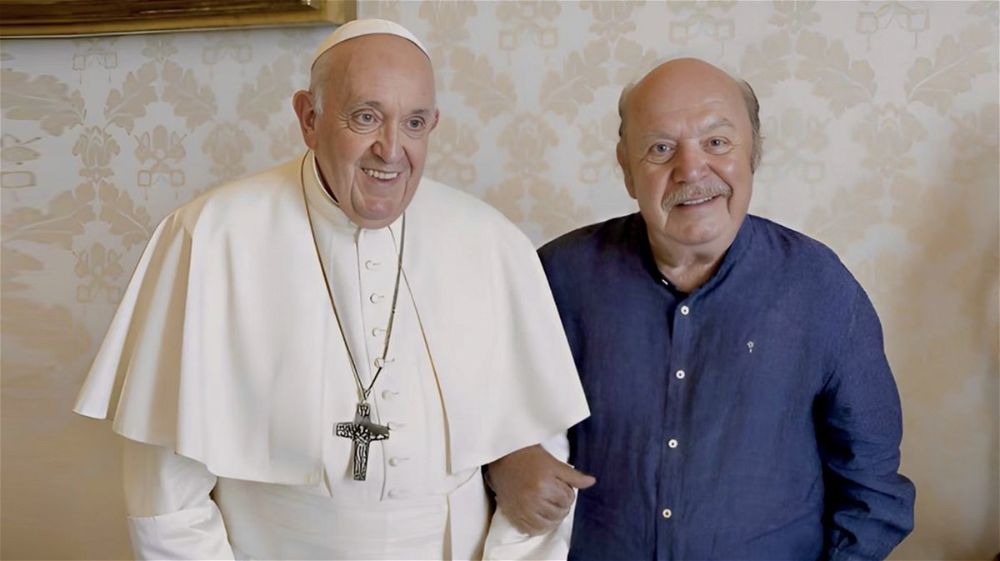 Lino Banfi parla dell’amicizia con Papa Francesco: "Così ci siamo scattati quella foto a braccetto"