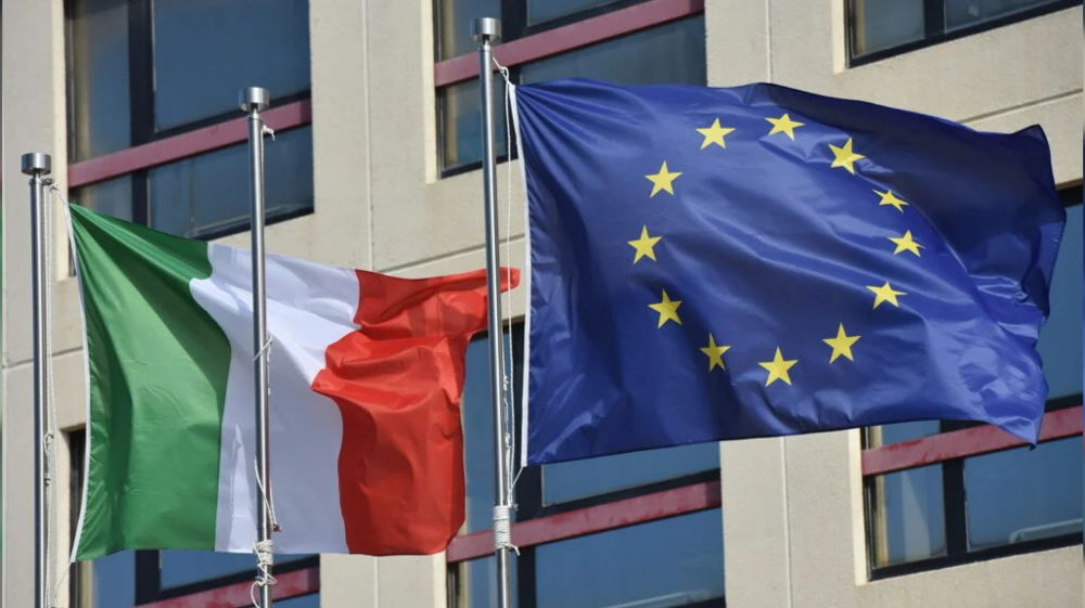 Il leghista Borghi vuole togliere le bandiere dell’Europa da tutti gli uffici pubblici