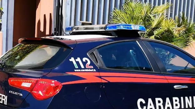 Costringeva la figlia 13enne a pulire casa e servire la famiglia a tavola, arrestato un uomo per abusi