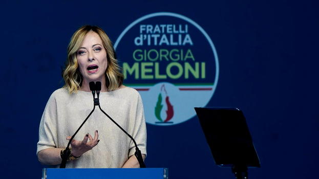 Meloni al comizio finale: "Schlein non scappi". E su De Luca: "Non la dò vinta ai bulli"