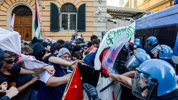 Petardi e lacrimogeni al corteo contro il governo: scontri studenti-polizia