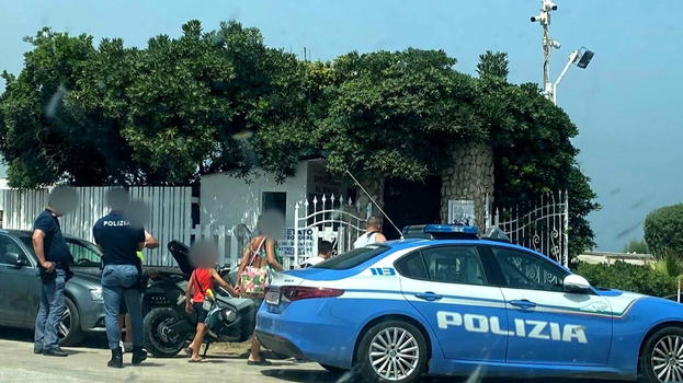 Brindisi, spari al lido tra i bagnanti: ferite due persone, indagini in corso