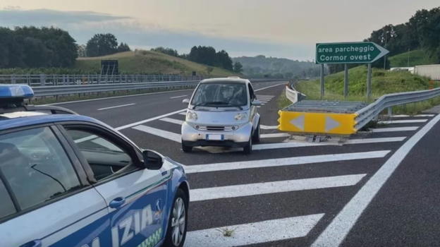 Con la smart contromano in autostrada per 10km: aveva tasso alcolico 4 volte il limite