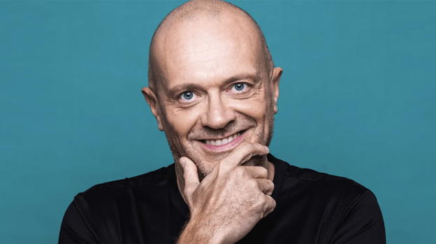 Max Pezzali parla del suo successo e dei social: "Tornerei agli sms a pagamento"