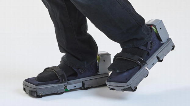 Scarpe VR con tapis roulant integrato: camminare senza limiti nei mondi virtuali