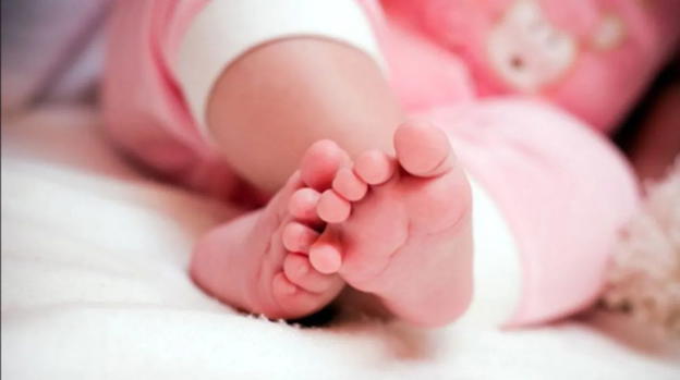 Antigelo nel biberon per avvelenare la figlia neonata: condannato a 50 anni di reclusione