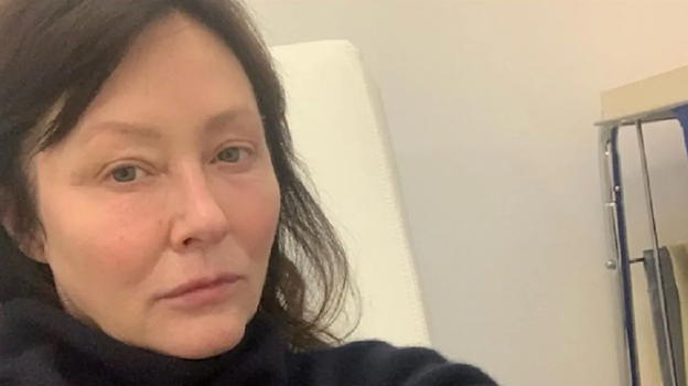 Le ceneri di Shannen Doherty saranno con il cane e il padre a Malibu, come suo desiderio