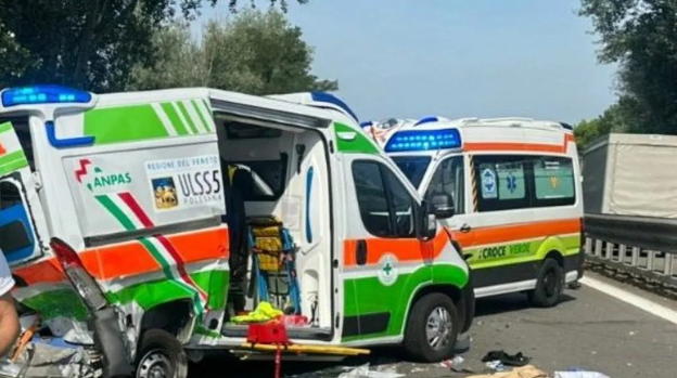 Ambulanza travolta da un’auto durante soccorso a Rovigo: 6 persone in gravi condizioni