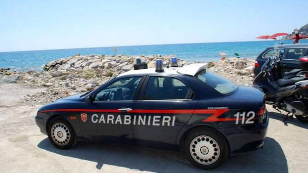 Pisa, si abbassa il costume davanti ai bambini e resta nudo in spiaggia