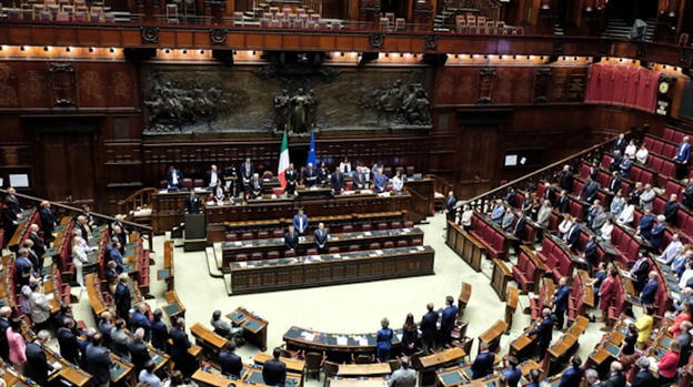 La proposta della Lega: "Basta con sindaca e avvocata, multe di 5mila euro per chi lo scrive"