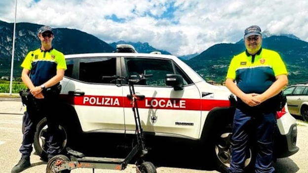 Causa uno scontro con un monopattino irregolare a 90km all’ora