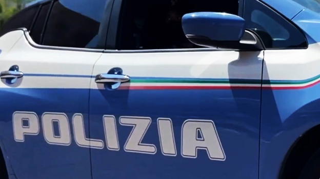 Prova a strappare la figlia dalle braccia dell’ex moglie: fermato dai passanti