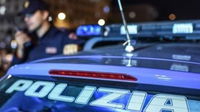 Bambino di 10 anni vede il compagno colpire la madre e ferma una volante della polizia