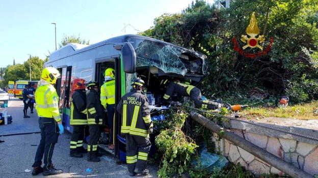 Verona, autobus perde il controllo e finisce fuori strada: deceduta una donna