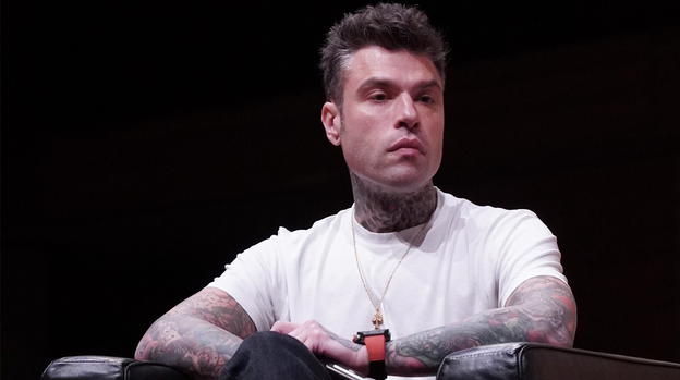 Fedez contro il Corriere della Sera: “Non la canto io quella canzone”, ma i video e i fan lo screditano