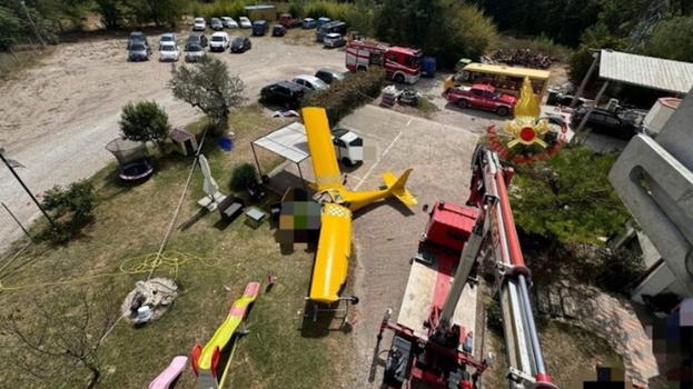 Ultraleggero urta tetto e cade in un giardino