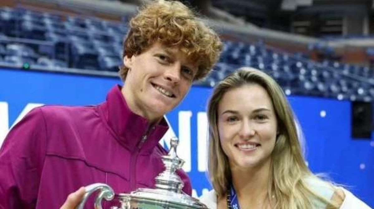 Jannik Sinner festeggia la vittoria con la fidanzata Anna Kalinskaya
