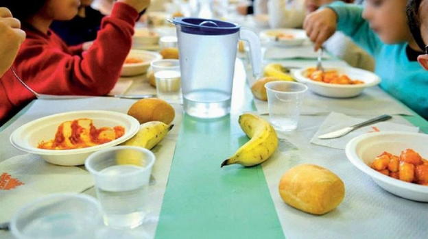 Milano, vermi nella frutta data ai bambini a scuola