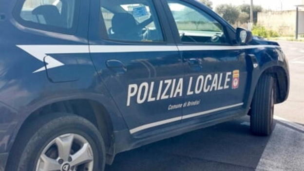 Panico al centro di Brindisi: rompe bottiglia di vetro e dimena bastone fra i passanti