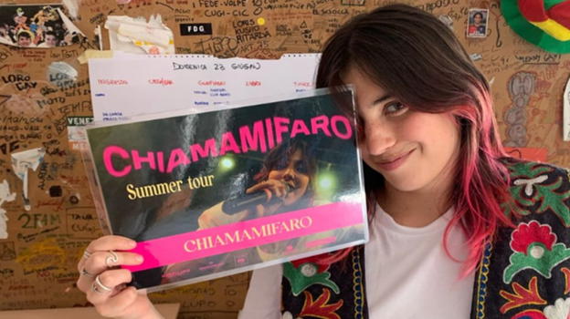 Chi è Chiamamifaro, la nuova concorrente di Amici e figlia d’arte