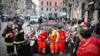 Si getta sotto la M1 a Milano: niente da fare per una donna