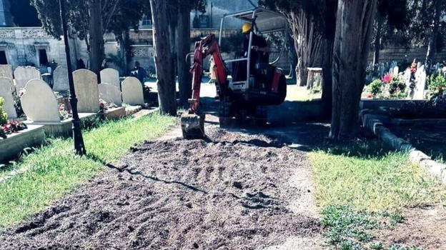 Lecce, corpo sepolto senza bara nel cimitero: è mistero, indagini in corso