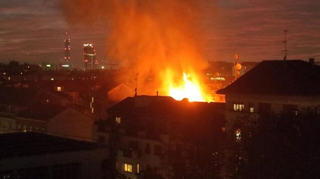 Inferno a Milano, a fuoco tetto di un palazzo in pieno centro