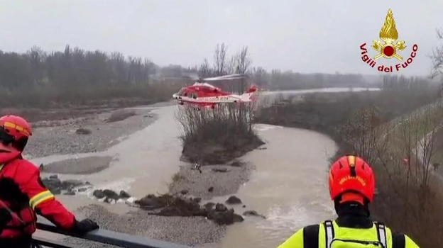 Si scatta un selfie in riva al fiume, ma resta bloccata e salvata