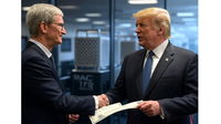 Tim Cook, CEO di Apple, dona 1 milione di dollari per l’insediamento di Trump