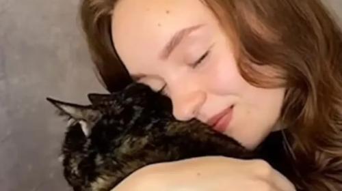 Los Angeles: attrice di Gossip Girl sfida le fiamme e salvala sua gatta