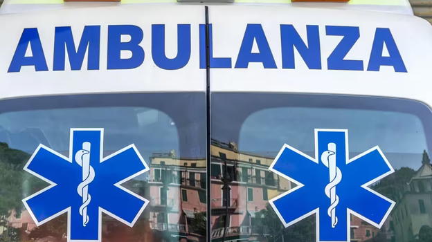 Ambulanza in servizio urta un’auto: ritirata la patente all’autista