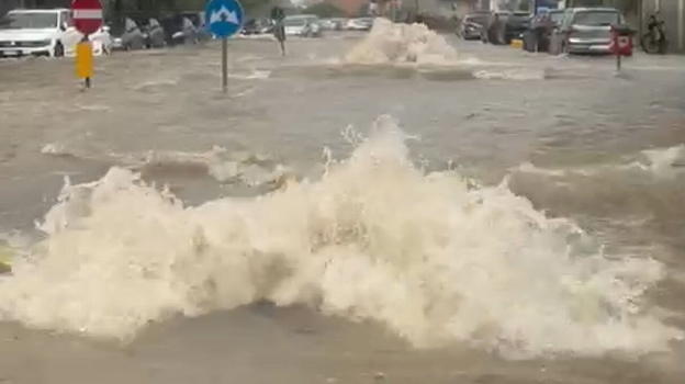 Maltempo, in poche ore cade la pioggia di due mesi: strade allagate a Pescara