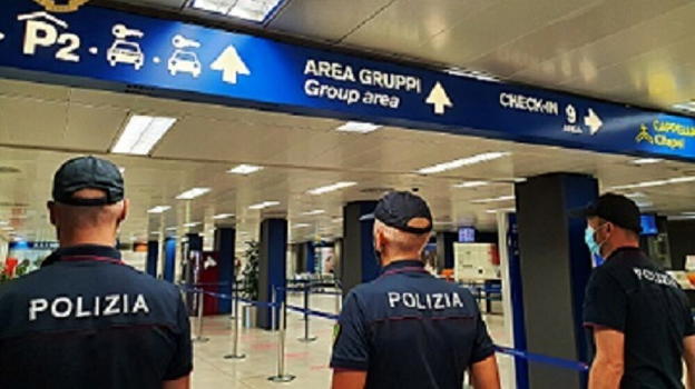 Bambina di 5 anni contribuisce all’arresto di un uomo coinvolto in una rete pedopornografica all’aeroporto di Linate