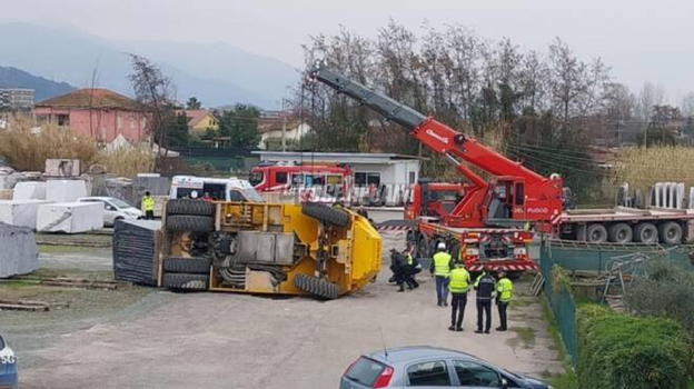 Un imprenditore di Carrara schiacciato da una gru: Giorgio Bedini perde la vita sul posto di lavoro