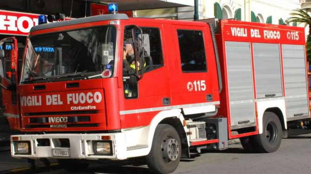 Incendio al commissariato di Albano: demolite 15 auto della polizia, si segue la pista anarchica