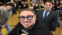 Max Felicitas si incatena davanti alla scuola di Gallarate dopo l’annullamento della lezione di educazione sessual*