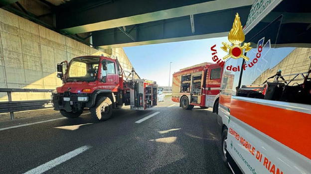 Bus con scolaresca tampona un tir sull’autostrada A4: autista in condizioni critiche e due alunni sotto osservazione