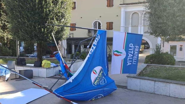 Trento, uomo danneggia il gazebo di Fratelli d’Italia e colpisce un militante della Lega