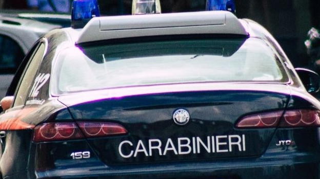 Napoli, 19enne si fidanza con una ragazza, i genitori la rintracciano e la sequestrano