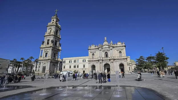 Napoli, operatore socio-sanitario assolve i fedeli dai peccati nel santuario di Pompei