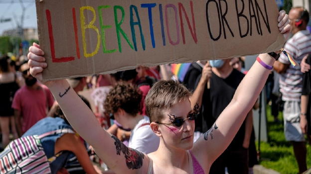 Ungheria: Il Parlamento approva la legge che vieta il Pride, una mossa contro la comunità LGBTQ+