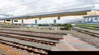 Auto bloccata sui binari, il treno arriva e la schiaccia