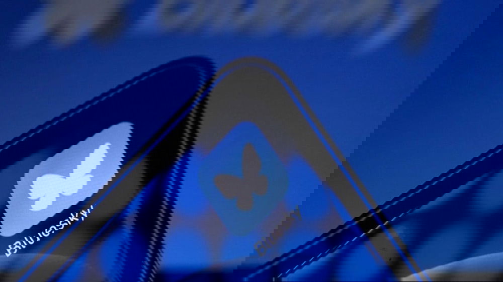 Bluesky si rinnova: nuova sezione “Esplora” e reaction nei DM per sfidare X (ex Twitter)